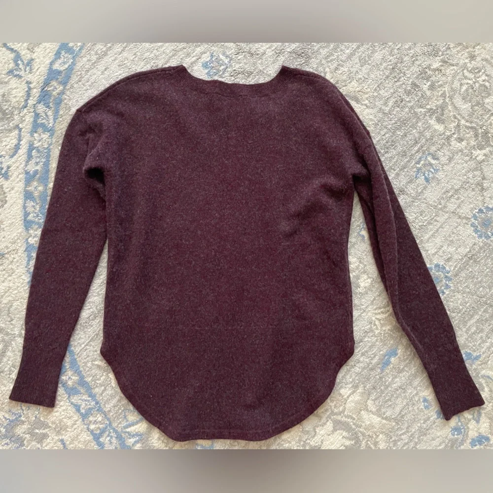 WHITE + WARREN Curved Rib Hem Crewneck Cashmere Sweater in Maroon/Purple/Magenta - Picture 3 of 10